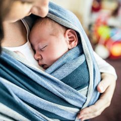 Portage bébé : l’écharpe, mode d’emploi !