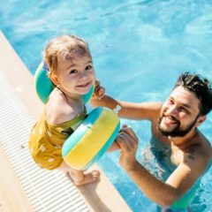 À quel âge mettre des brassards à ses enfants ?