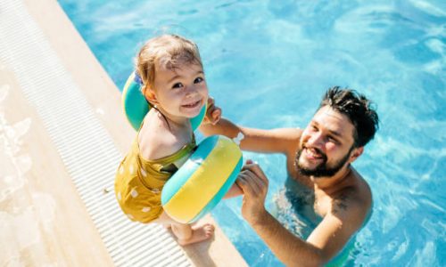 À quel âge mettre des brassards à ses enfants ?