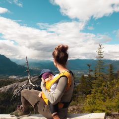 Comment choisir son porte bébé de randonnée ?